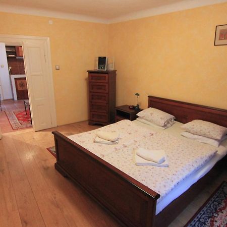Cool 1 Bedroom Prokopska Apartment In Mala Strana Praha Bagian luar foto