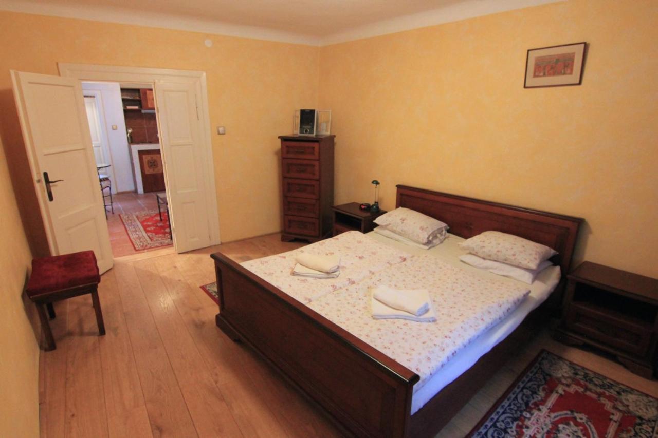 Cool 1 Bedroom Prokopska Apartment In Mala Strana Praha Bagian luar foto