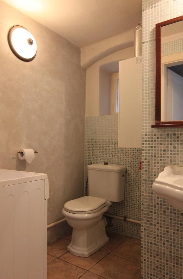 Cool 1 Bedroom Prokopska Apartment In Mala Strana Praha Bagian luar foto