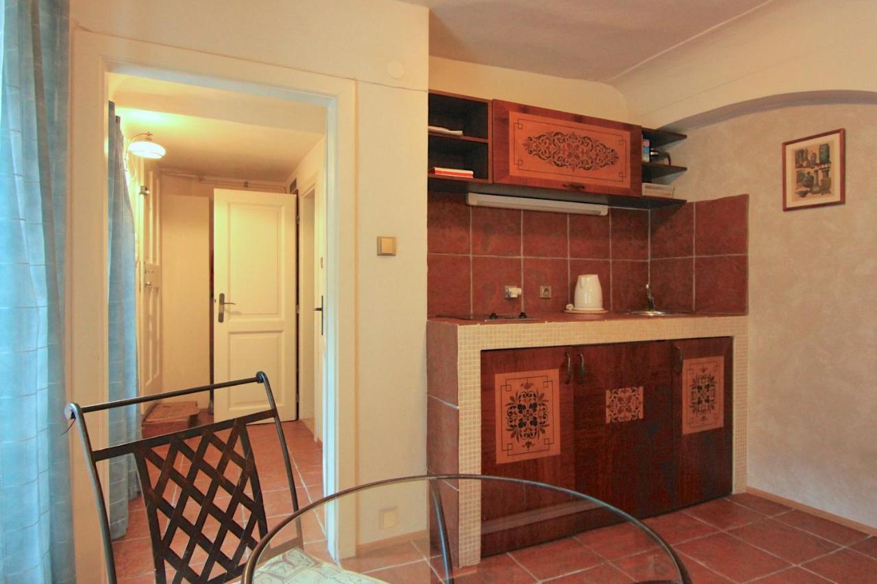 Cool 1 Bedroom Prokopska Apartment In Mala Strana Praha Bagian luar foto