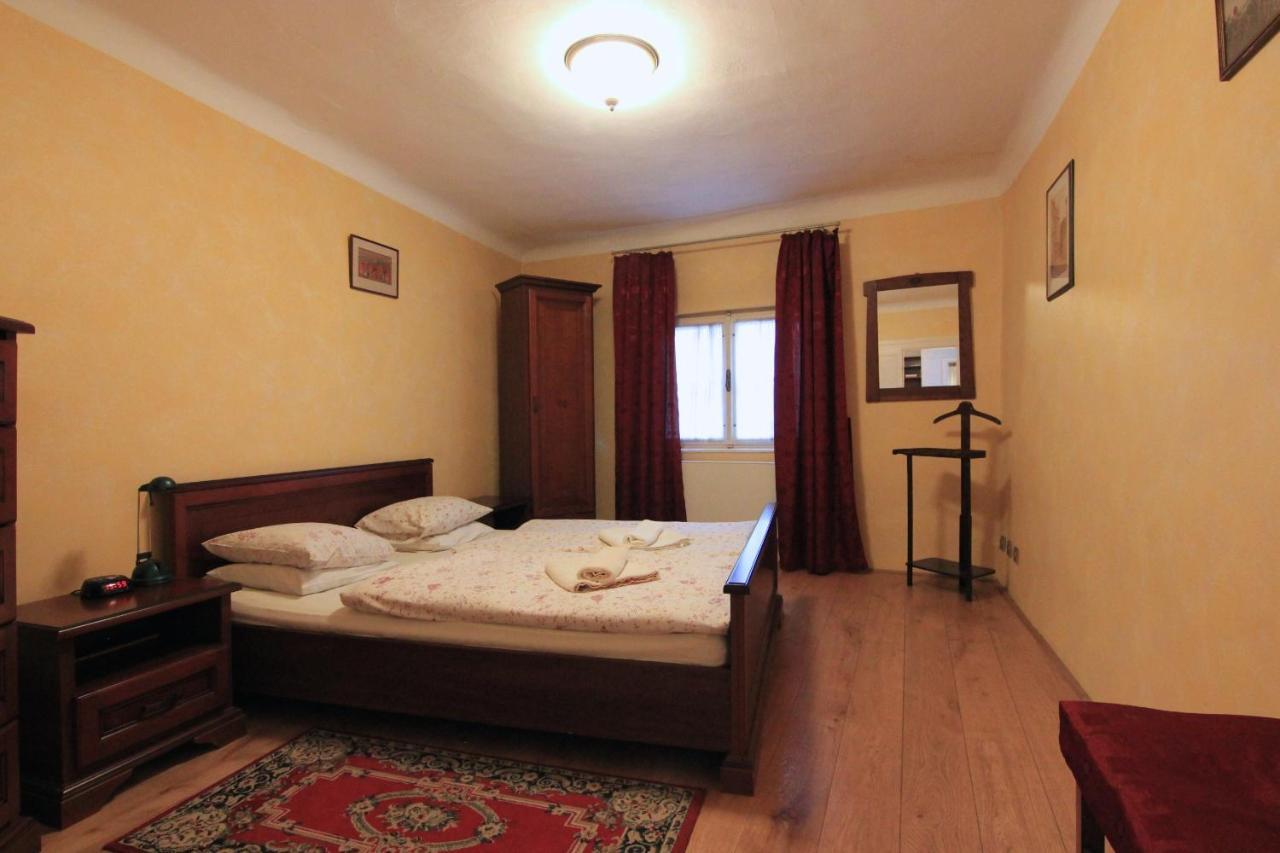 Cool 1 Bedroom Prokopska Apartment In Mala Strana Praha Bagian luar foto
