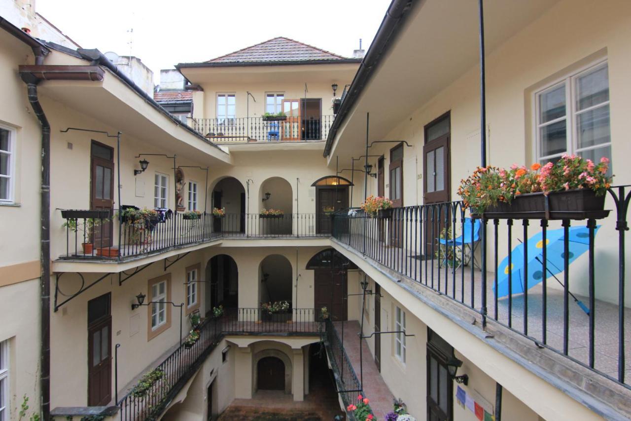 Cool 1 Bedroom Prokopska Apartment In Mala Strana Praha Bagian luar foto